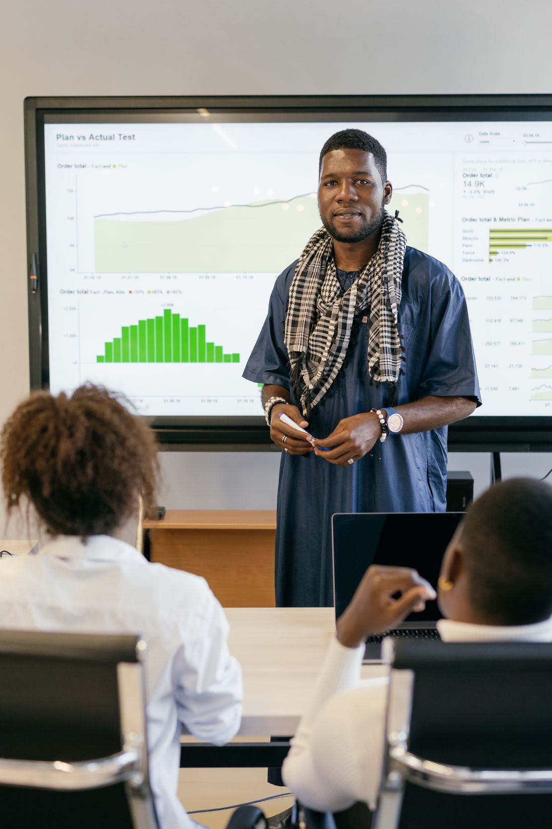 Consultant présentant une analyse à une équipe