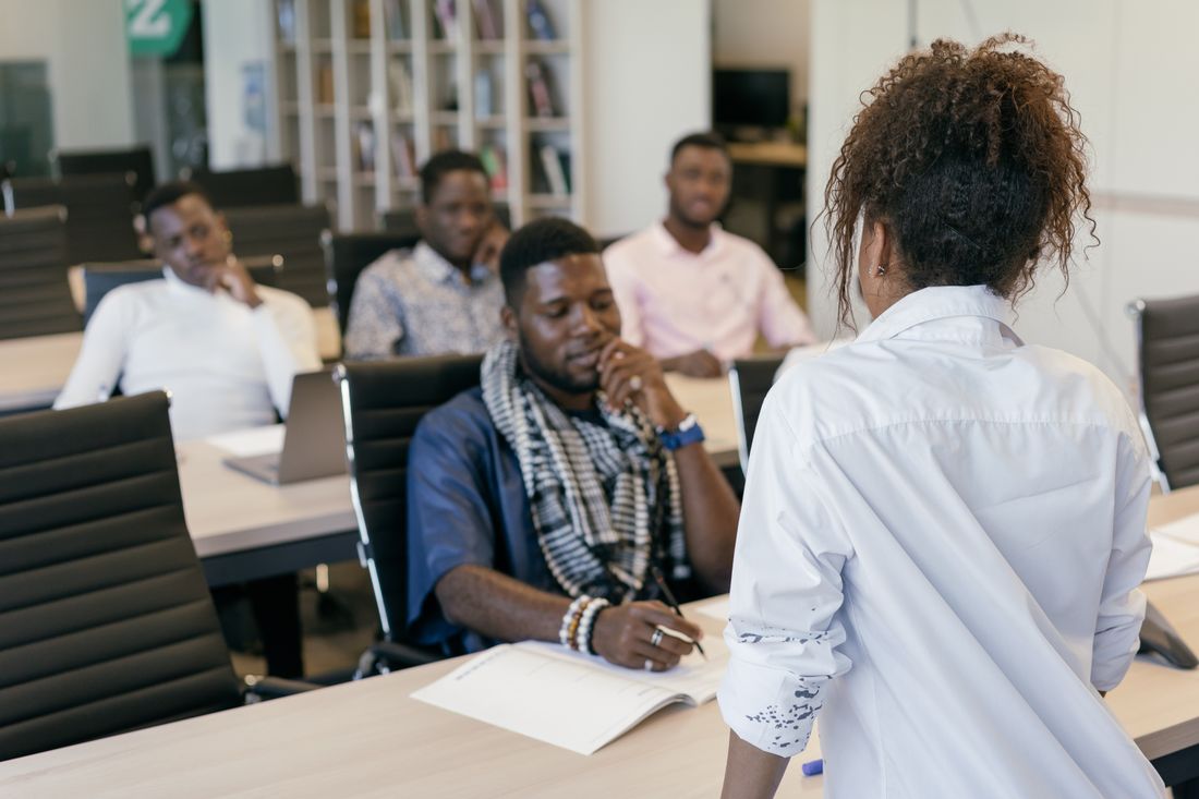 Participants attentifs lors d’une formation professionnelle