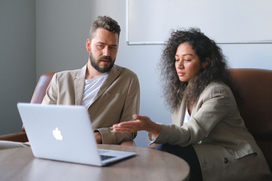 Échange constructif entre deux professionnels